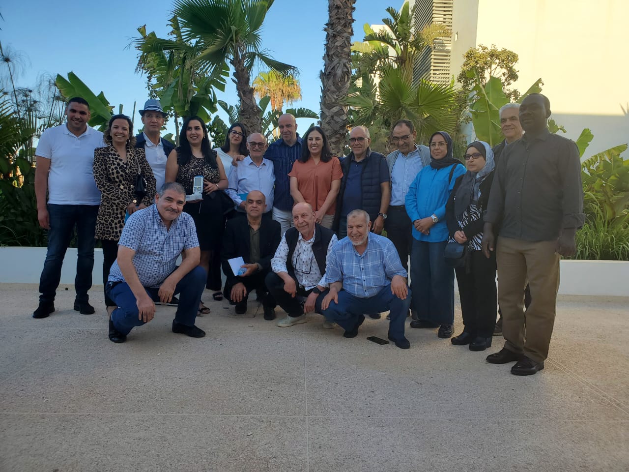 Photo de groupe des participants à une rencontre APRES